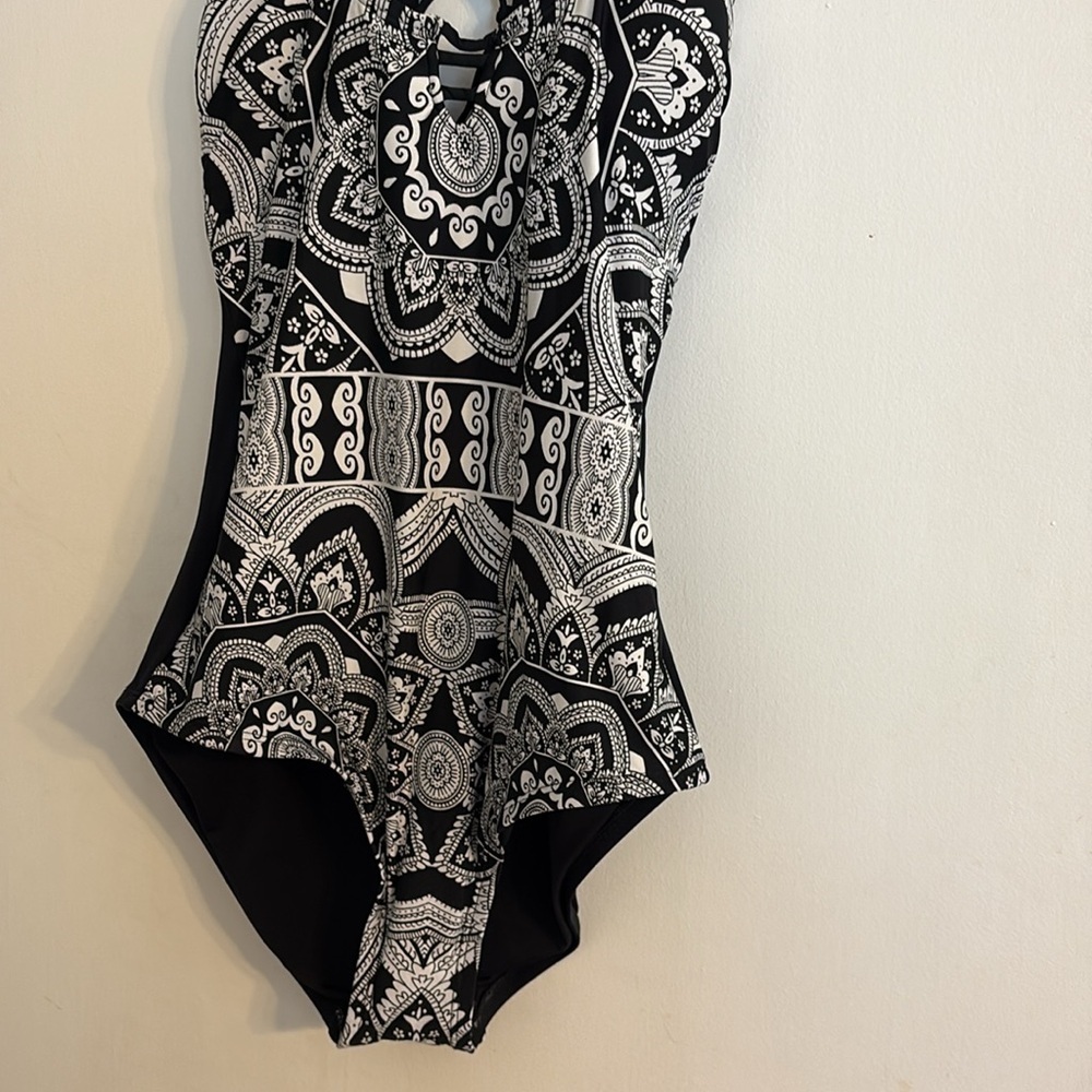 Jantzen black & white medallion black strappy back one-piece bathing suit.size 8 - Picture 5 of 11